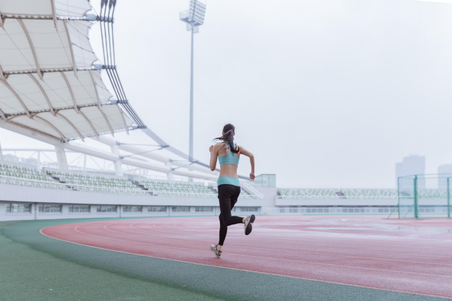 摄图网_500290298_banner_青春活动女性操场跑步(非企业商用)