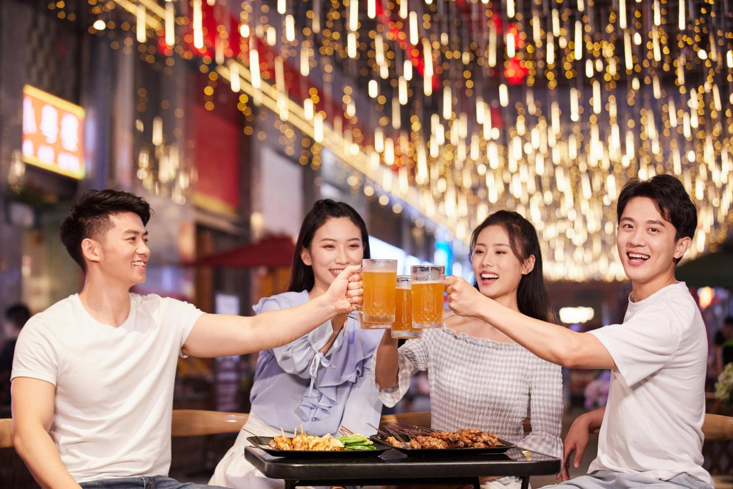 摄图网_501635951_banner_青年朋友聚会吃烧烤喝啤酒(非企业商用)