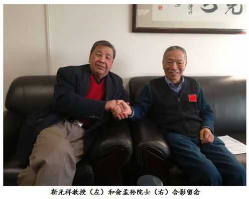 图片包含 人, 男人, 室内, 沙发
描述已自动生成