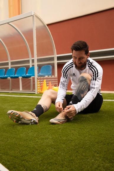 A picture containing grass, person, sport, player

Description automatically generated