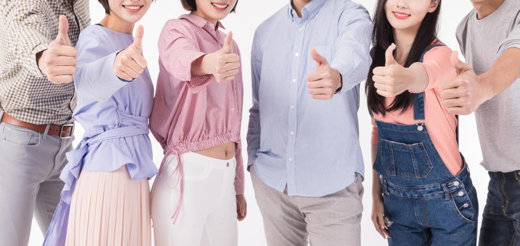 摄图网_500825824_banner_青年聚会众人举大拇指特写(非企业商用)