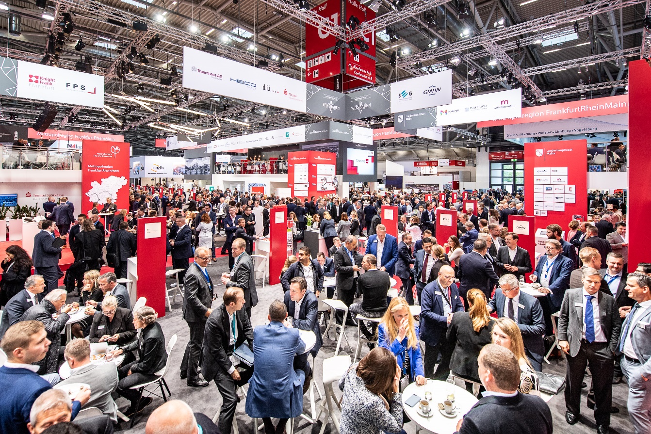 A large crowd of people in a roomDescription automatically generated with low confidence