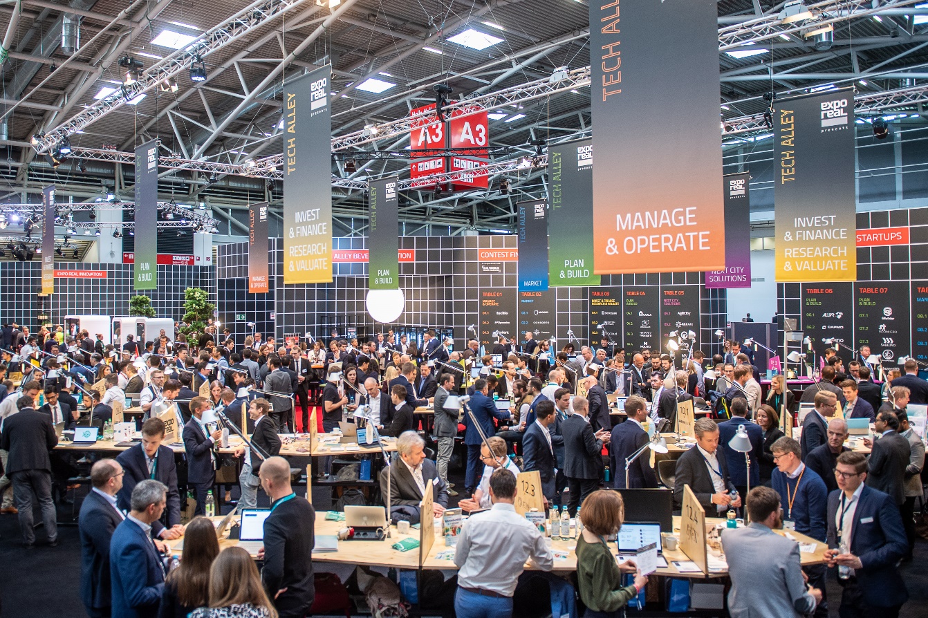 A large crowd of people at a conventionDescription automatically generated with low confidence