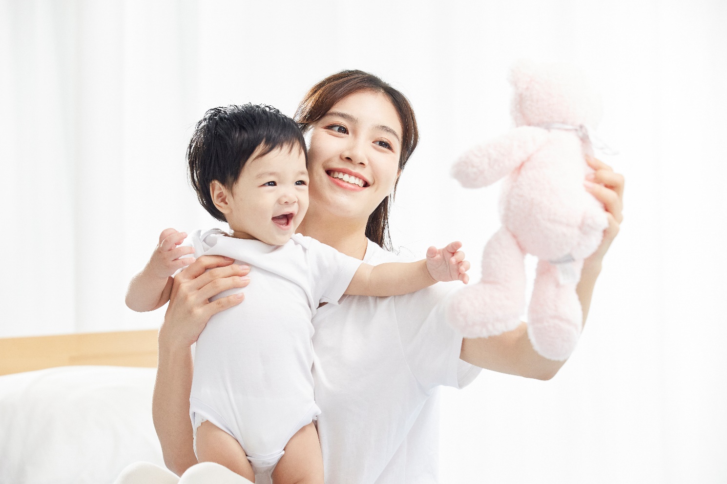 穿白色衣服的小孩
中度可信度描述已自动生成