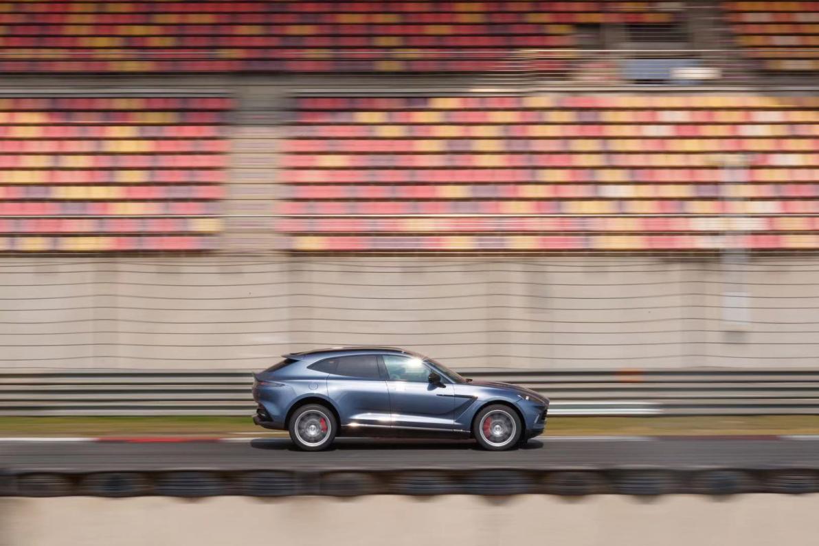 刷新纪录的阿斯顿·马丁Aston Martin DBX使用原厂配备的倍耐力高性能轮胎标杆P Zero轮胎