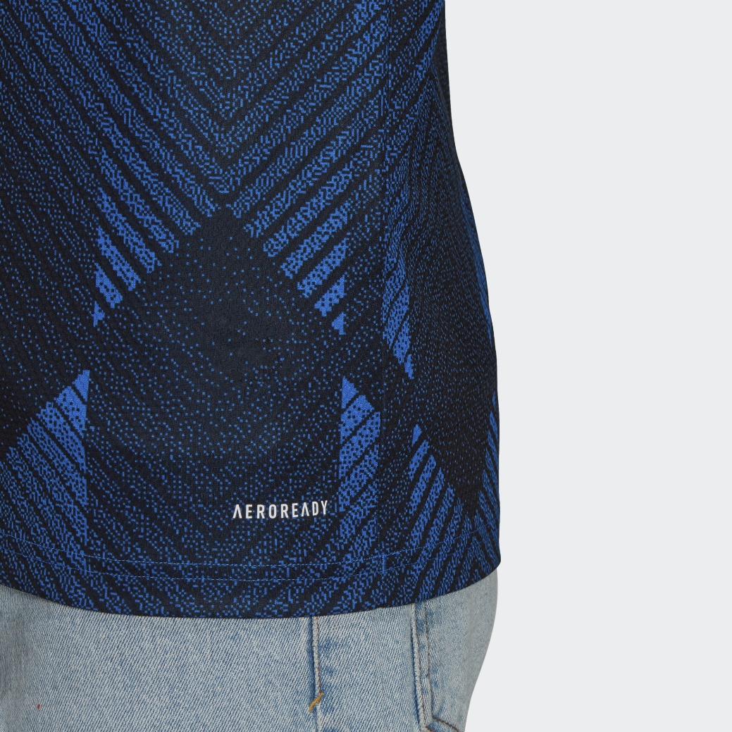 adidas展示曼联新赛季客场球衣——回顾经典，开创新时代