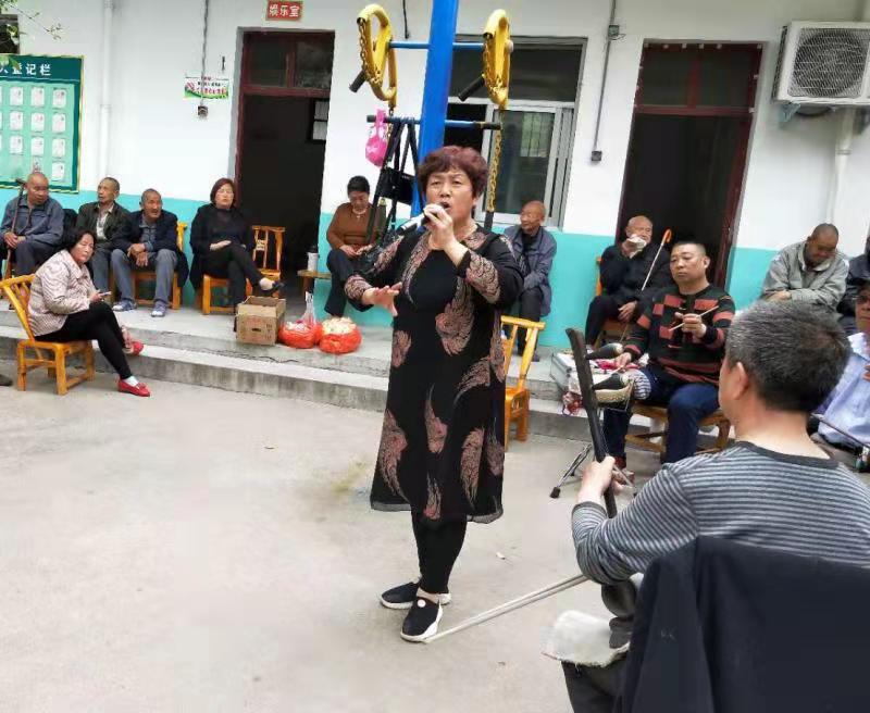 一群人在跳舞

描述已自动生成