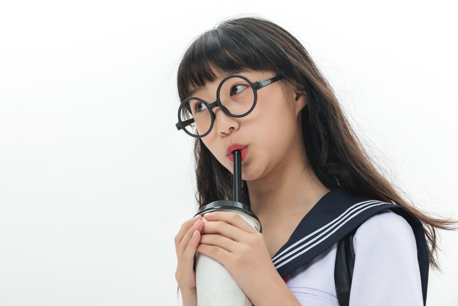 摄图网_501108346_banner_青春阳光女孩喝奶茶（非企业商用）