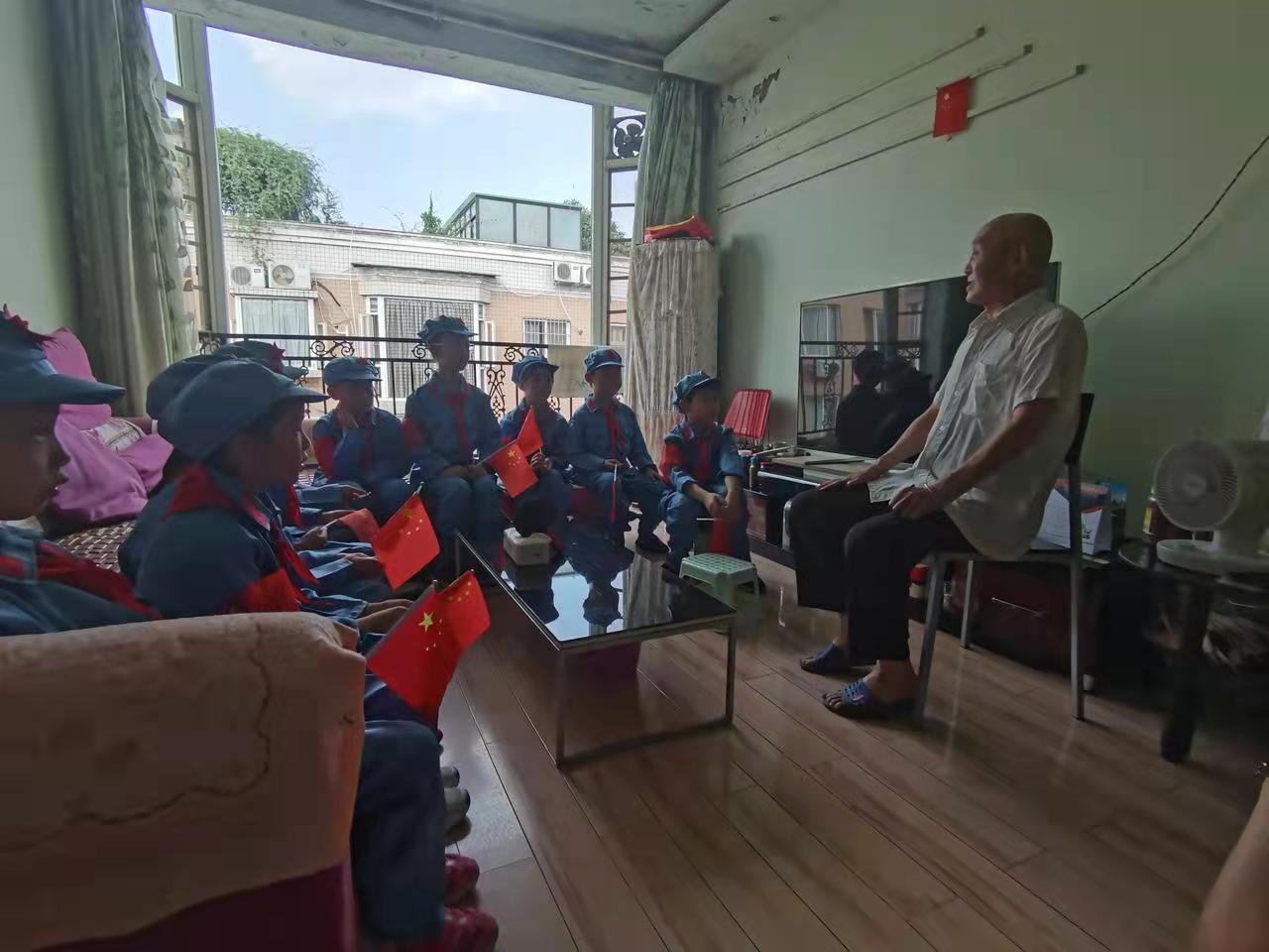 天府新区华阳实验小学三年级五班同学们走进曾爷爷家里听老英雄讲故事