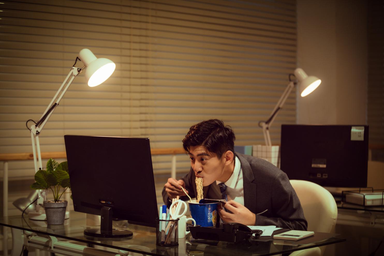 攝圖網_501529760_banner_職場男性深夜加班吃泡面（非企業商用）