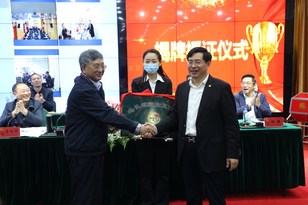 一群人站在台上

中度可信度描述已自动生成