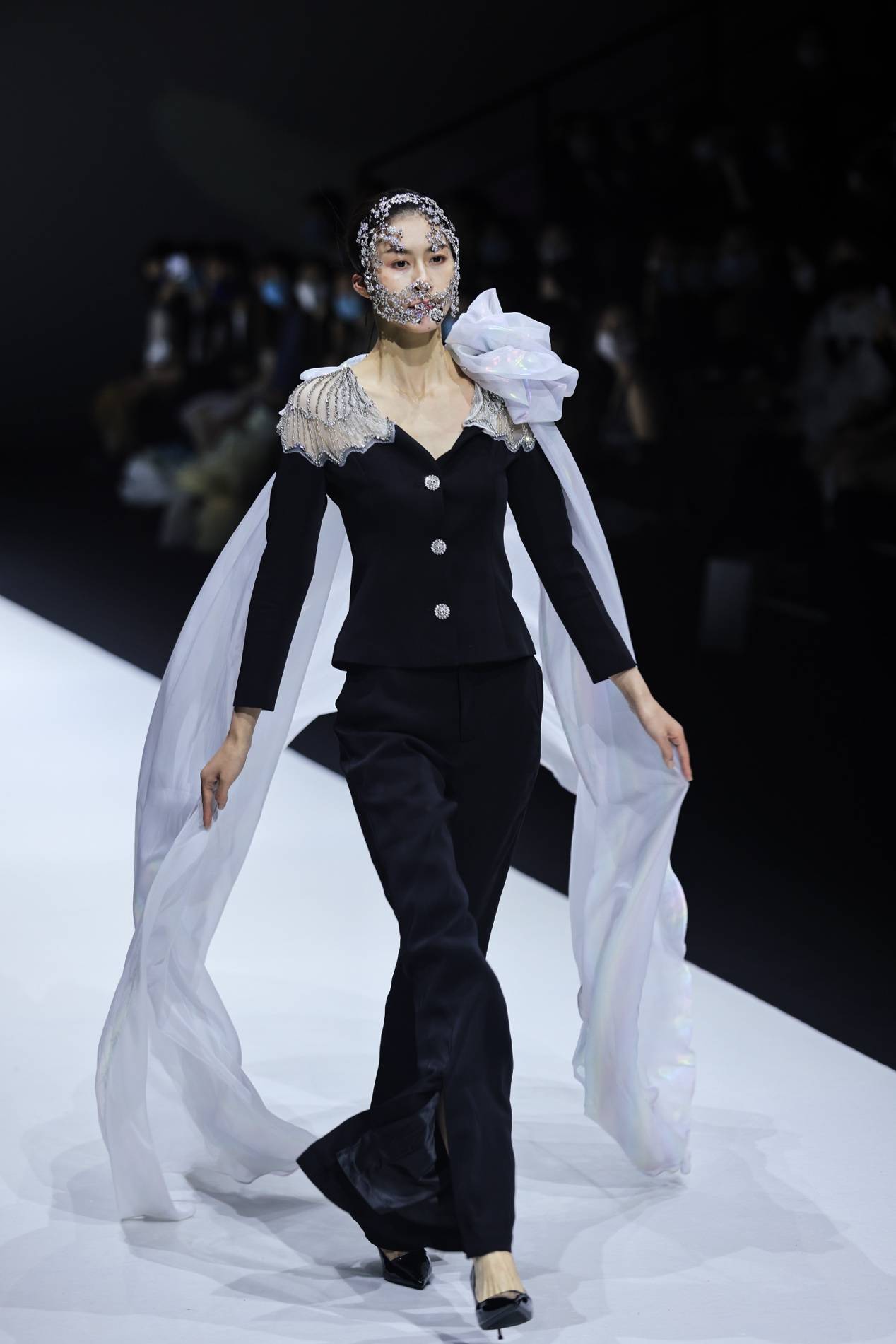 穿白色衣服的男人在雪地里走的人

描述已自动生成