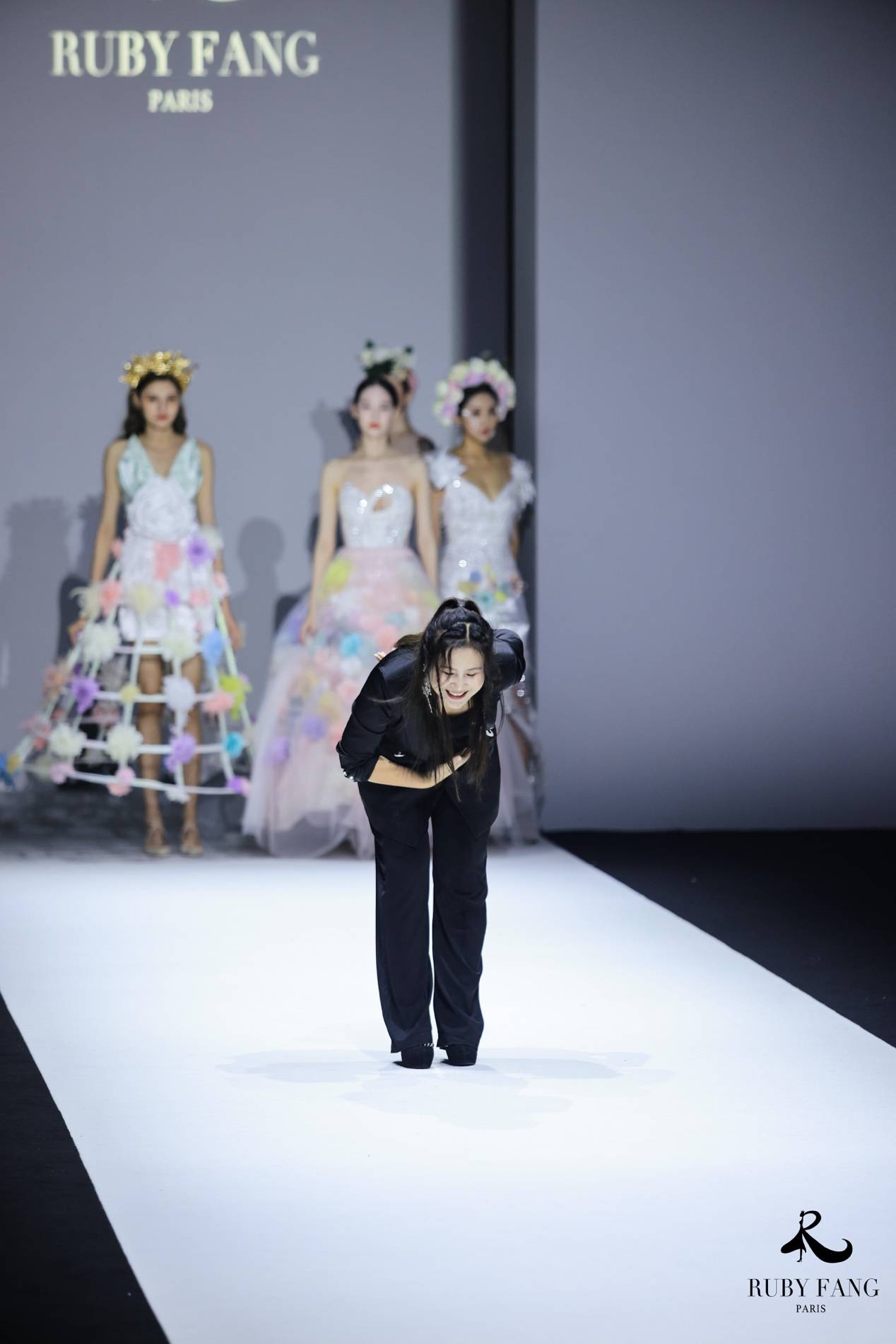 图片包含 室内, 房间, 站, 男人

描述已自动生成