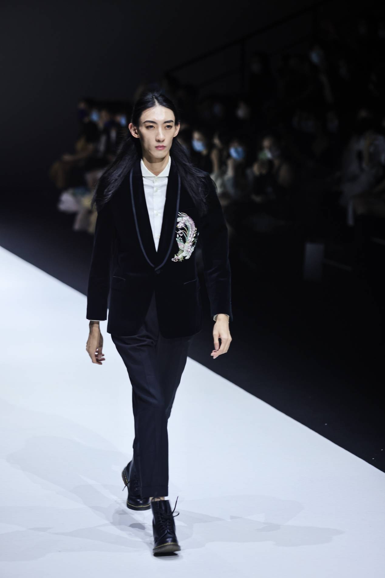 穿黑色衣服的男人在雪地里走

描述已自动生成