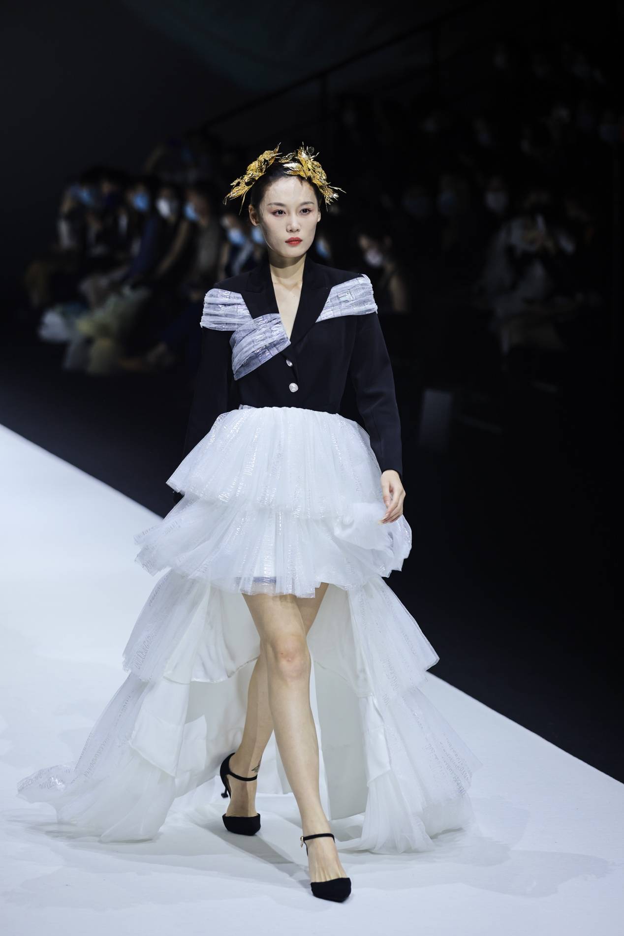 穿白色衣服的人在雪地上

描述已自动生成