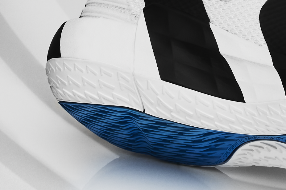 A pair of white and blue socks

Description automatically generated with low confidence