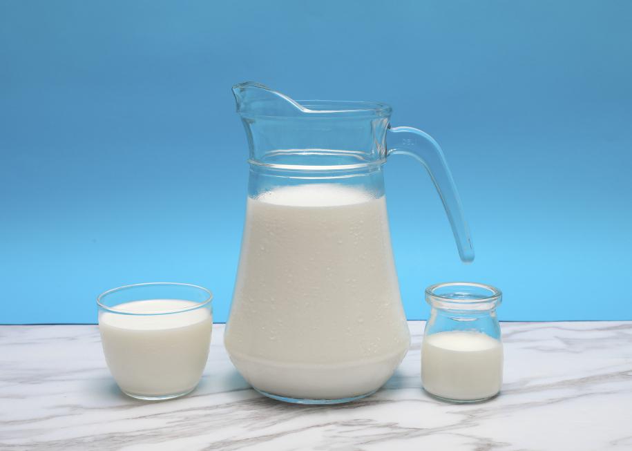 摄图网_500646714_创意玻璃器皿盛放牛奶（非企业商用）