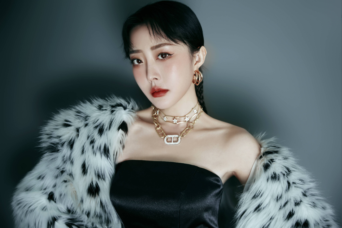 于心妍全新写真曝光！黑裙皮靴大长腿美不胜收