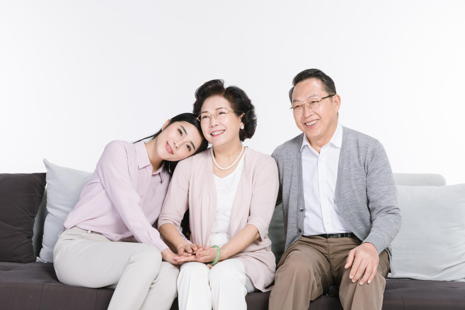 摄图网_500775583_女儿与父母陪伴(非企业商用)