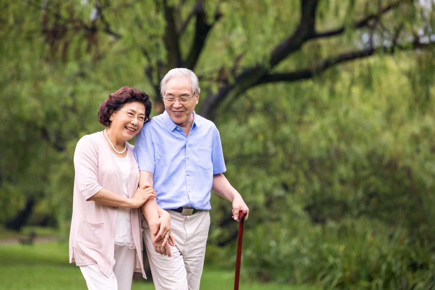 摄图网_501408186_老年夫妇早晨户外散步（非企业商用）