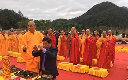 李垚治：中国首善曹德旺先生捐赠近5亿元复建万福寺。
