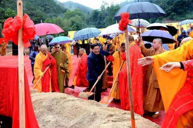 李垚治：中国首善曹德旺先生捐赠近5亿元复建万福寺。