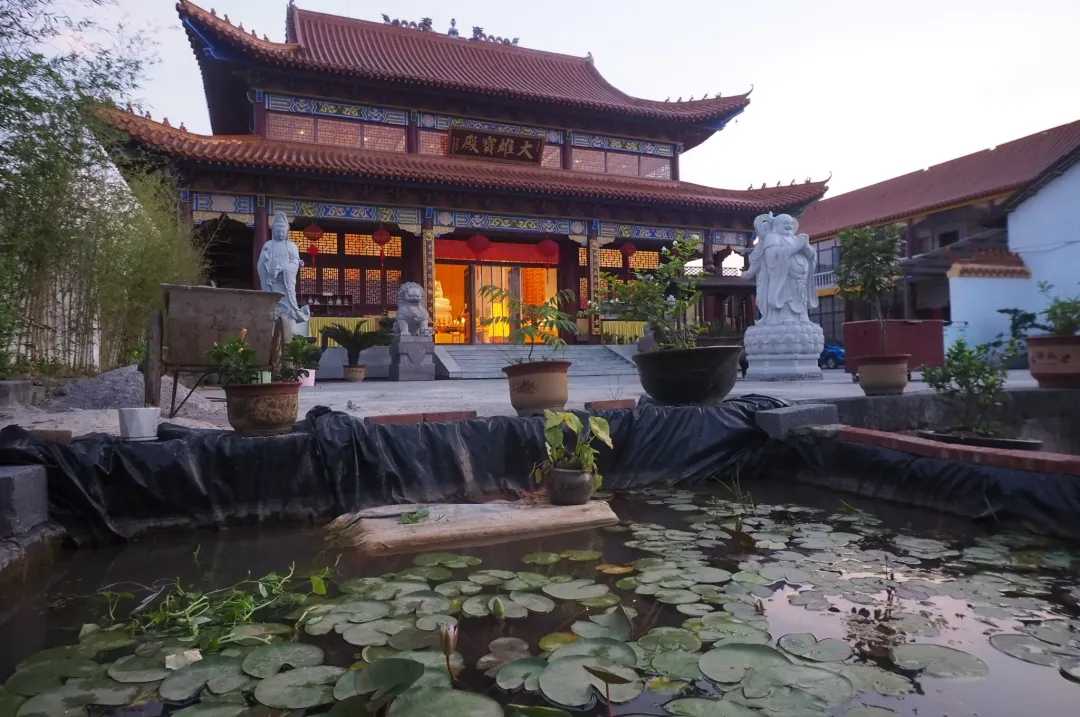 新闻||广西桂林龙华古寺广融法师迎请《梦回东华图》，国家文化学者李垚治先生作诗《梦在龙华古寺》。