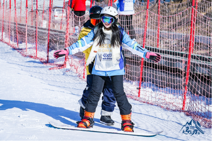 围栏里的雪地上滑雪的小孩

描述已自动生成