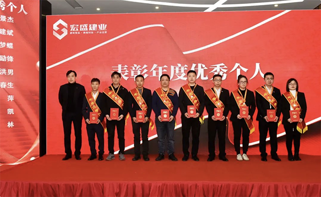 “二十而励 新程再启” “二十而励 新程再启”
