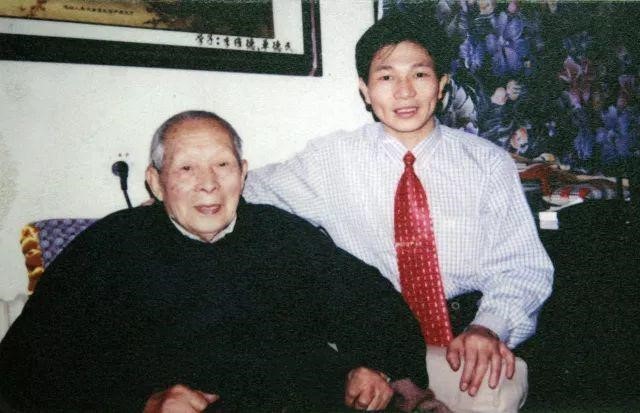 人抱着小孩 中度可信度描述已自动生成