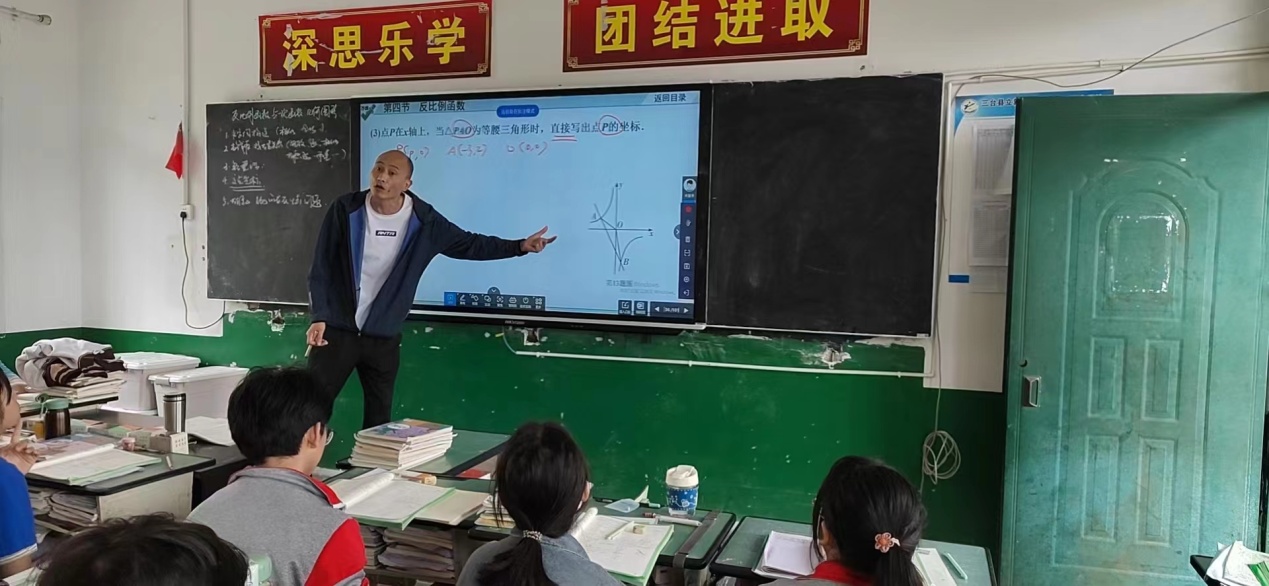 D:\1工作有关\2022年春学校资料\校本教研新闻\党员授课.jpg