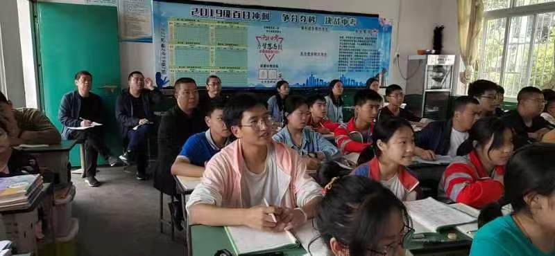 D:\1工作有关\2022年春学校资料\校本教研新闻\听课.jpg