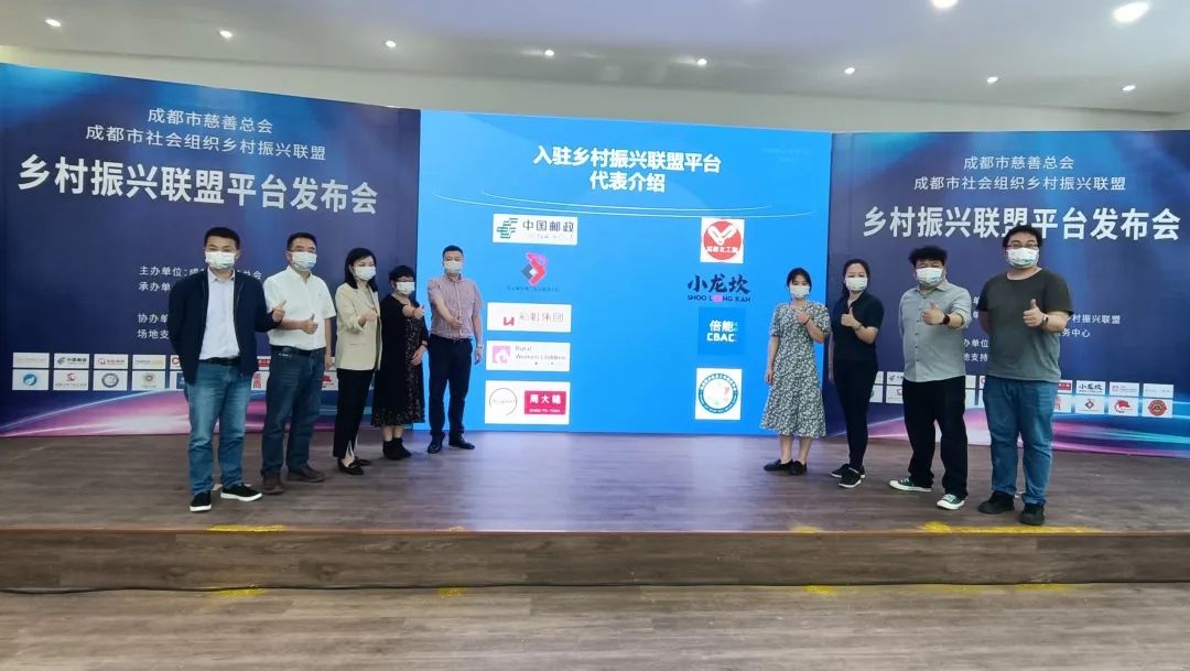图片包含 天花板, 站, 蓝色, 人们

描述已自动生成
