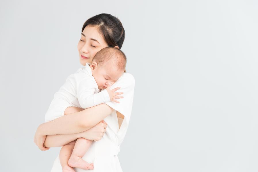 摄图网_500962246_母婴妈妈抱着宝宝睡觉（企业商用）