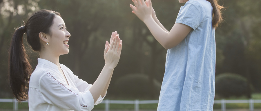 摄图网_501218642_wx_女儿和妈妈草地上玩耍（企业商用）