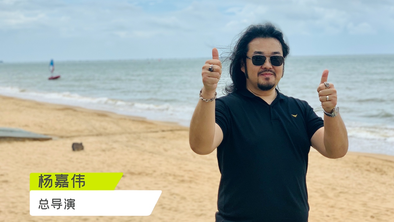 人站在沙滩上描述已自动生成