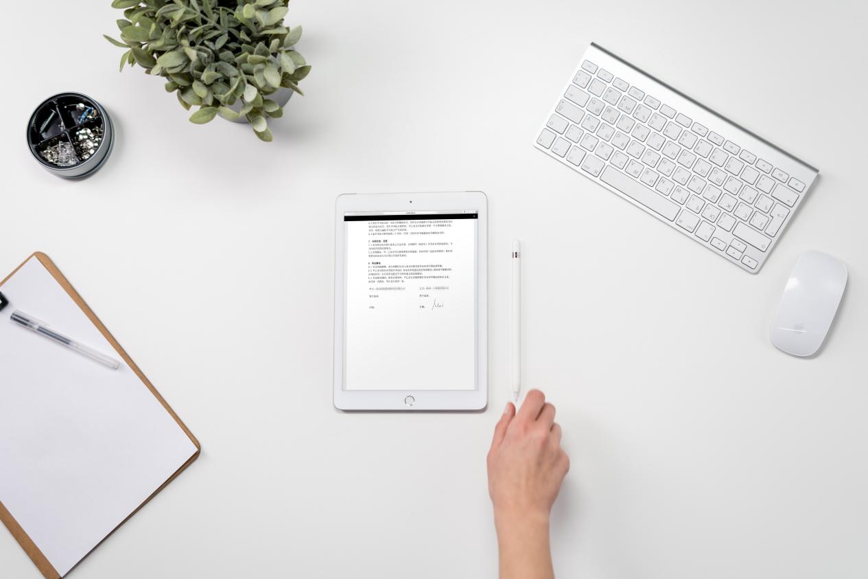 white-ipad-on-white-table-3944387