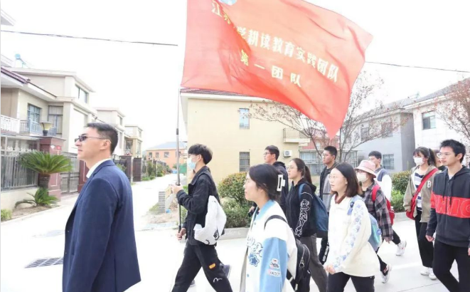 从副教授到驻村第一书记，带领农民朋友脱贫致富