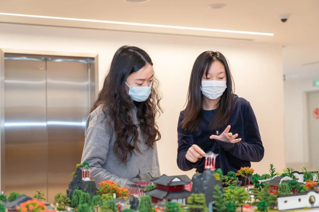 在深圳爱文学校，00后眺望未来。| 我提前体验了“未来世界的学习模式”！