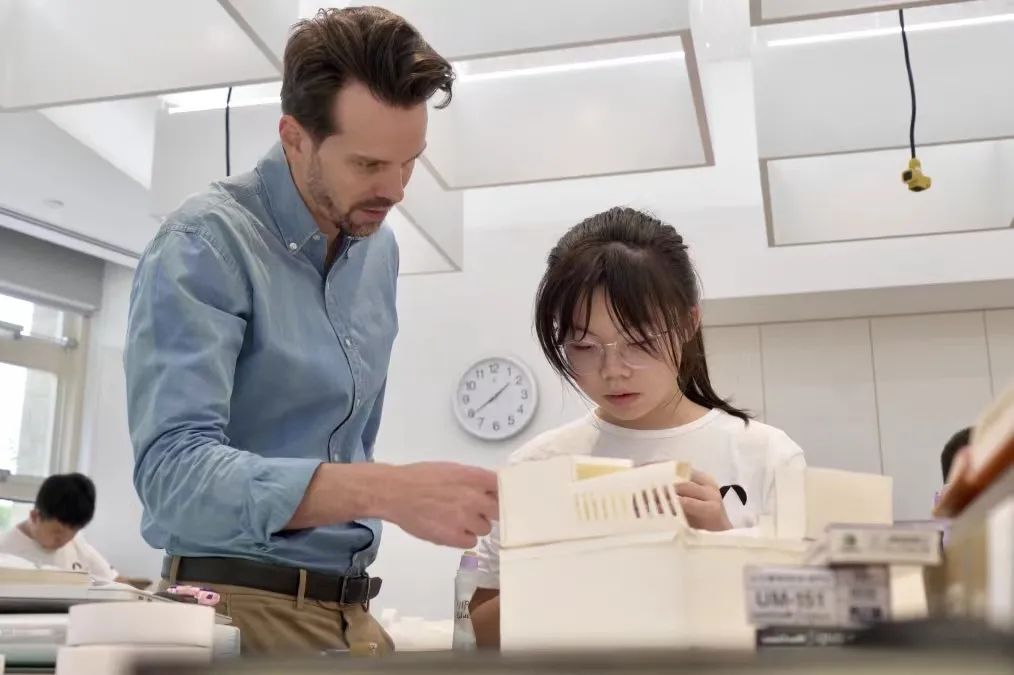 在深圳爱文学校，00后眺望未来。| 我提前体验了“未来世界的学习模式”！