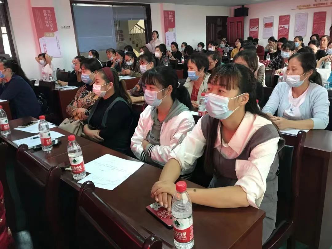 促进社区经济发展，提高闲置人员的就业能力和素质，小草邻居与泉涌街道推出了免费培训活动，进而解决就业问题