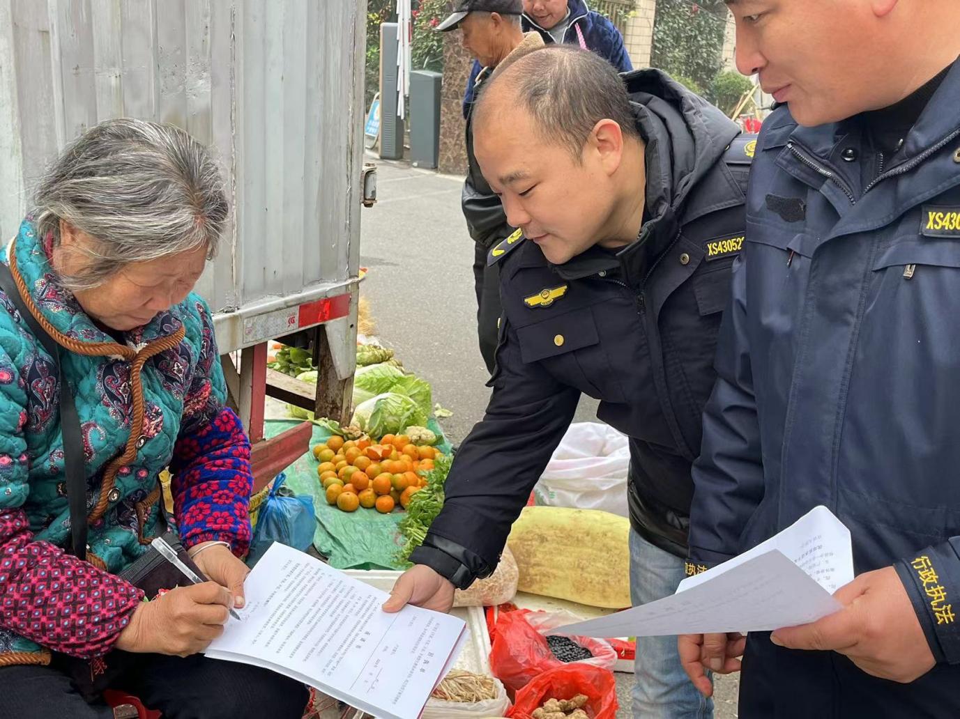 同心共护食品安全，新邵县严塘镇开展食品安全宣传活动