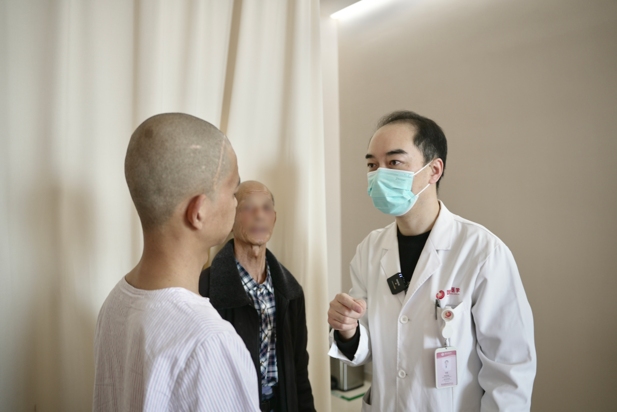 先天性面部神经纤维瘤开颅术后16年 国际医学孙峰主任为他修复容貌
