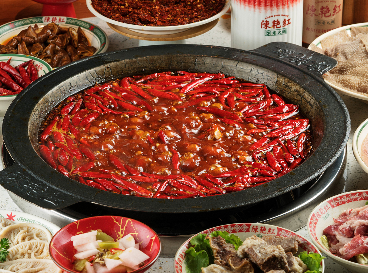 这两年,市井火锅开始出现在大家视线,还原了80-90年代的成都街头小巷