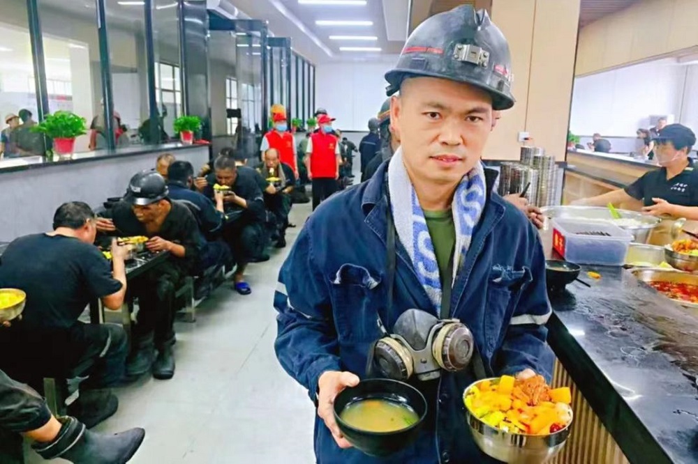 孟津煤矿井口暖心食堂的开张,使职工暖了胃,又暖了心.