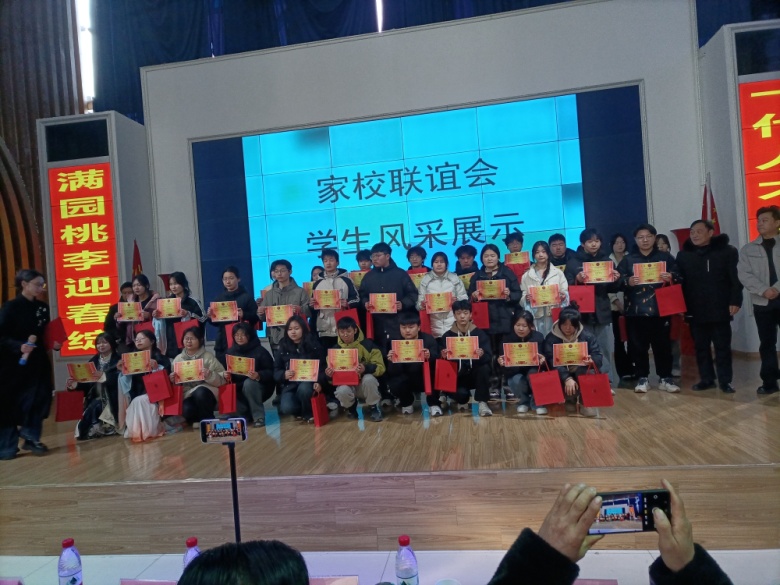 中央电中蚌埠校区师生家长幸福迎新春